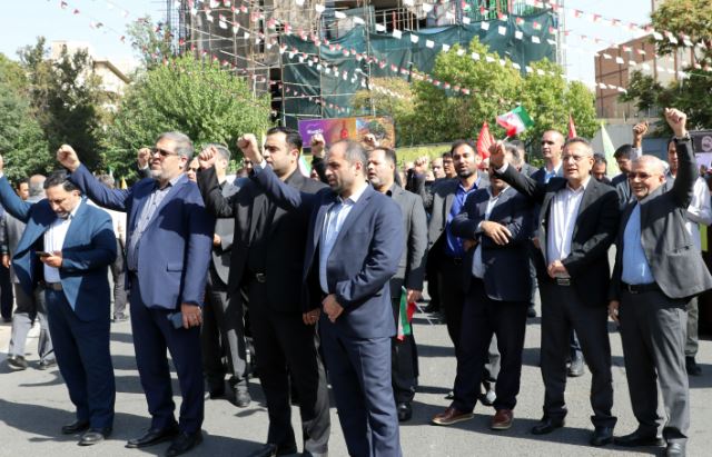 اجتماع کارمندان صندوق کارآفرینی امید در حمایت از عملیات وعده صادق۲

