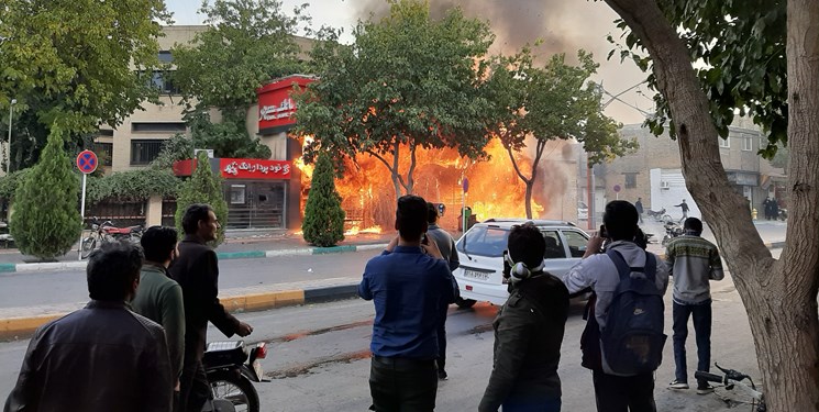 اعتراضات مردمی در پی گران شدن بنزین/ بیش از ۱۰۰ بانک و فروشگاه غارت شد+تصاویر