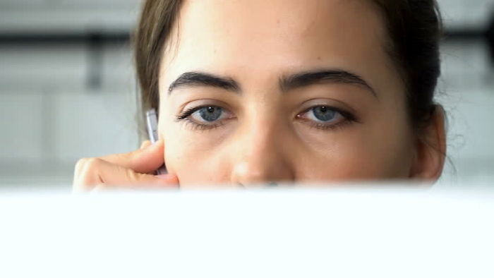 خستگی چشمانمان را  هنگام کار با رایانه چگونه برطرف کنیم؟