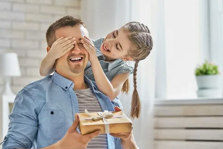 راهنمای انتخاب هدیه روز پدر (مرد) + 18 ایده خرید کادو و گل برای روز پدر