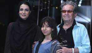 بند آمدن زبان مونا دختر داریوش مهرجویی در مراسمم تشییع پدرش + فیلم