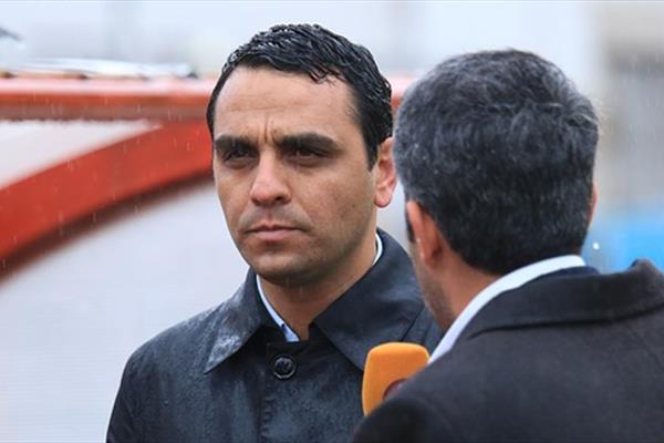 فتاحی توپ را در زمین استقلال انداخت