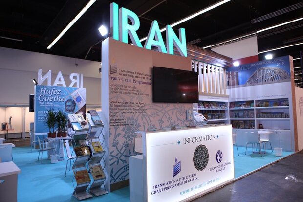 هنوز در بر همان پاشنه سابق می‌چرخد
