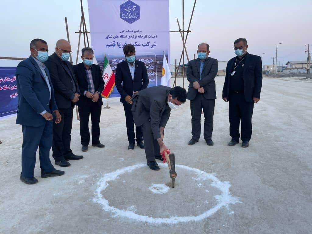 کلنگ ساخت دو شرکت تولیدی با اعتباری بالغ بر 800 میلیارد ریال در قشم بر زمین زده شد
