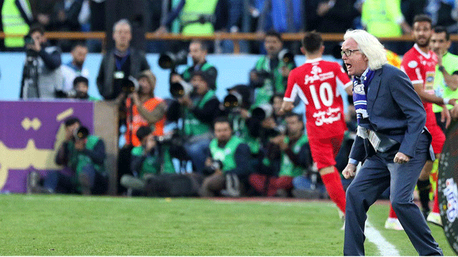 حملۀ ناجوان‌مردانه پرسپولیسی‌ها به سرمربی استقلال