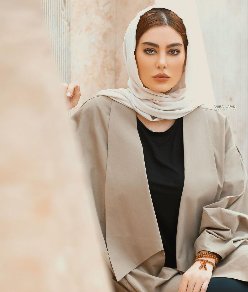 تصویری از سحر قریشی در کنار یک عکاس