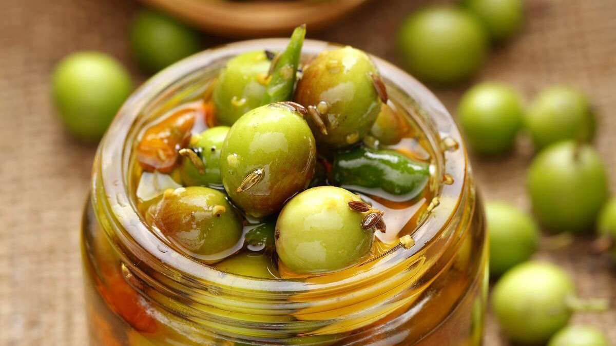 یک ترشی متفاوت برای خودت درست کن / طرز تهیه ترشی گوجه سبز با دو روش