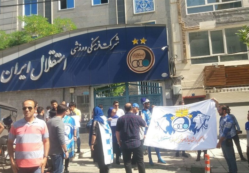 هواداران استقلال مقابل باشگاه تجمع کردند