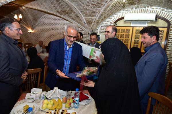 از همکاران آزاده و ایثارگر شرکت ارتباطات زیرساخت تقدیر شد
