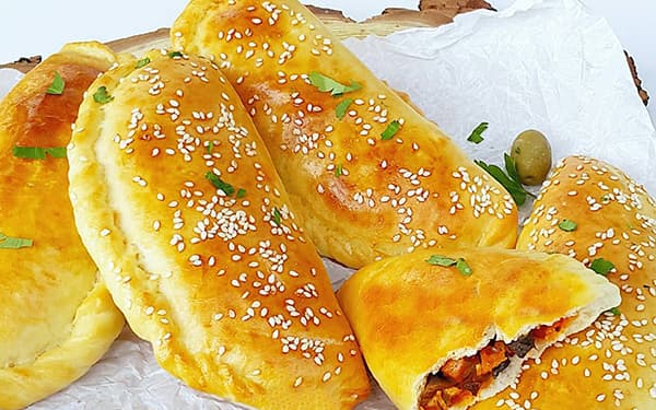 یک غذای خوشمزه و دلچسب برای ماه رمضان | طرز تهیه پیراشکی مرغ با طعمی عالی