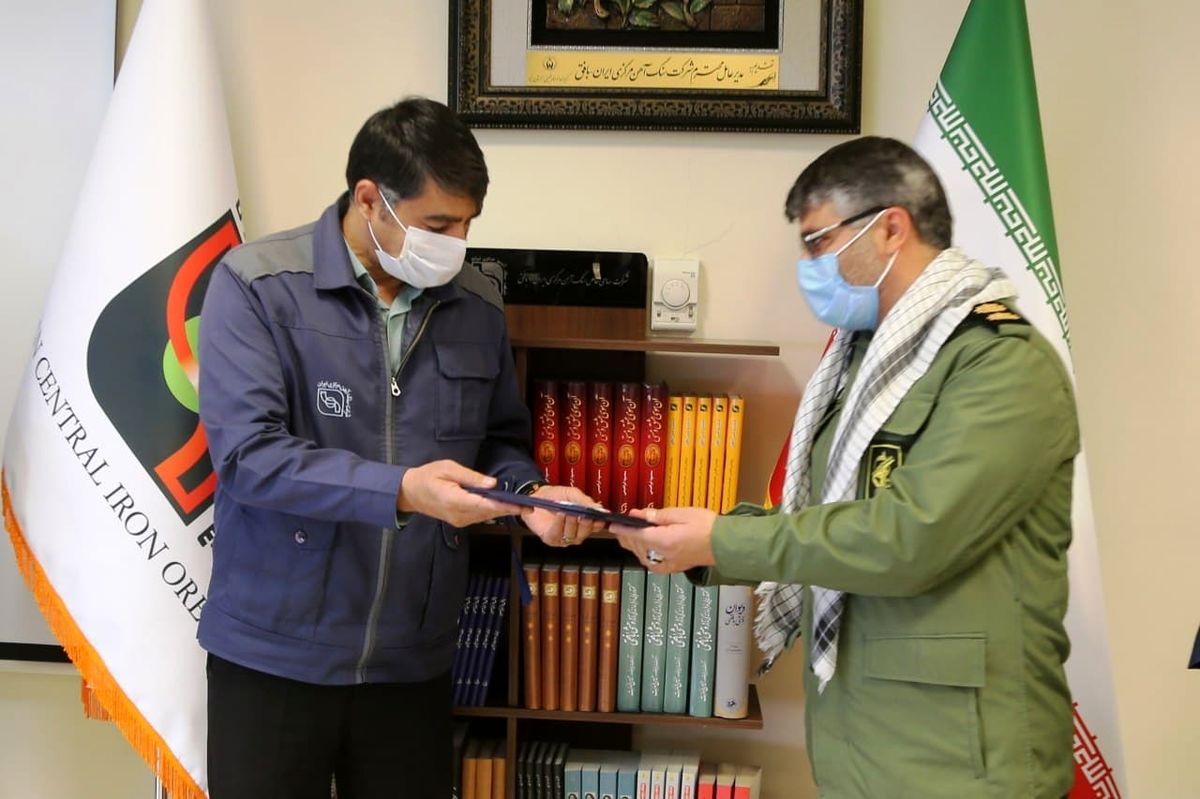 اهداء لوح سپاس مسئول سازمان بسیج کارگران و کارخانجات کشور به مدیرعامل شرکت سنگ آهن مرکزی
