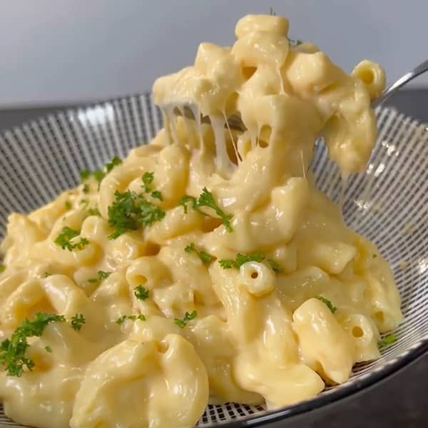 طرز تهیه ماکارونی با پنیر پیتزا و ذرت و قارچ در قابلمه