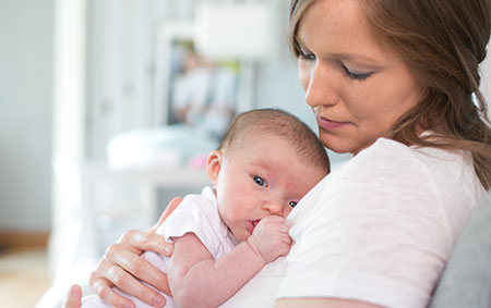 چگونه به نوزاد کمک کنیم آروغ بزند؟