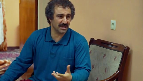 سکانس خنده دار از پایتخت | وقتی سارا و نیکا تقلب هایشان را جا میزارند 