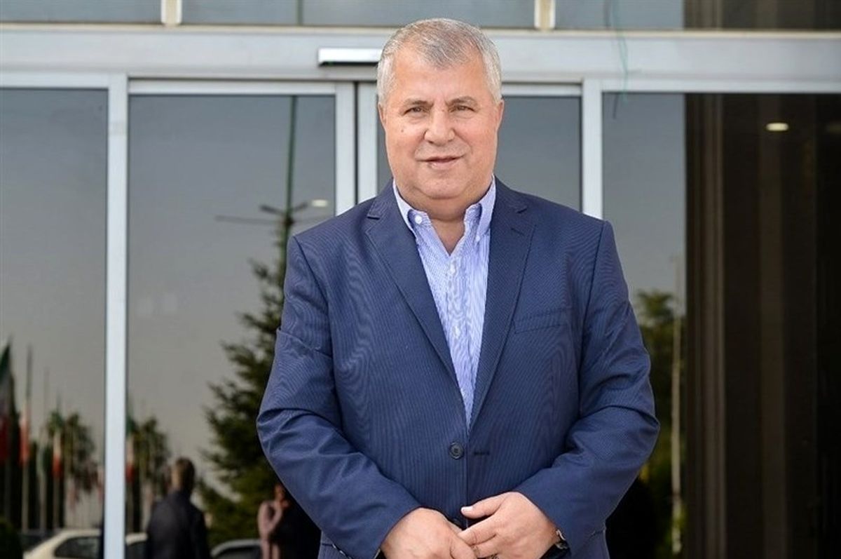 (عکس) ملاقات علی پروین با خرید زمستانی پرسپولیس! / ژست جالب علی پروین دیدنی بود!!