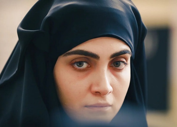 آیسان سریال سقوط چه تیپی زده | تفاوت از زمین تا آسمان الناز ملک با این لباسش