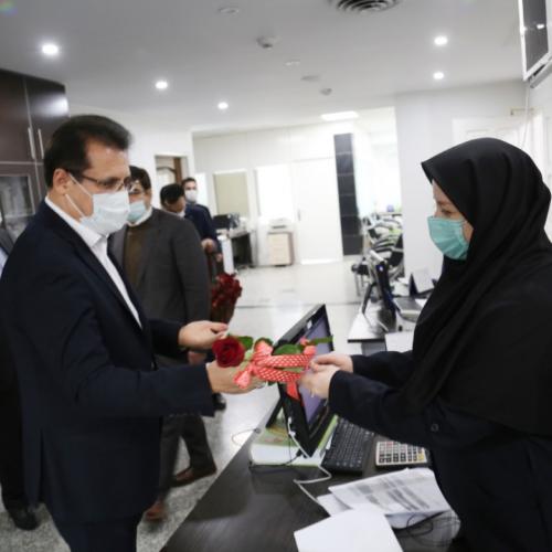  تقدیر مدیرعامل از بانوان شاغل بیمه سینا
