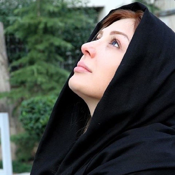 بوسه نیوشا ضیغمی روی گونه دخترش | نیوشا ضیغمی حاشیه ساز شد