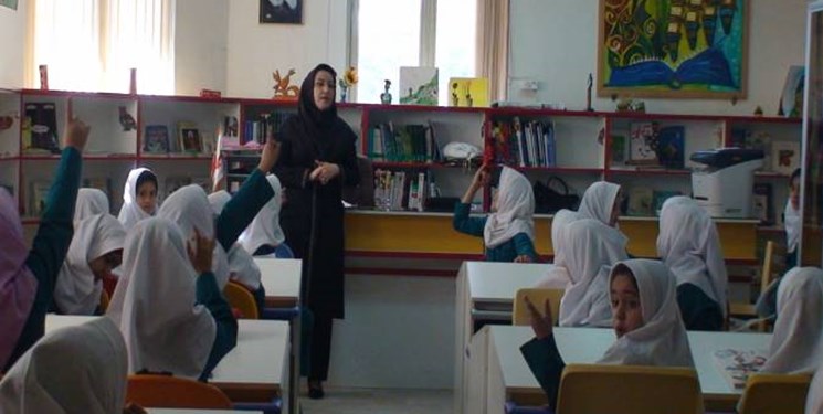 معلم، رمز پیروزی و استمرار انقلاب اسلامی است