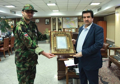 قدردانی فرمانده سپاه صاحب الزمان (عج) استان اصفهان از مدیر عامل بانک رفاه
