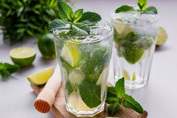 طرز تهیه موهیتو در خانه: دستورالعمل‌های ساده برای درست کردن موهیتو خنک و خوشمزه

