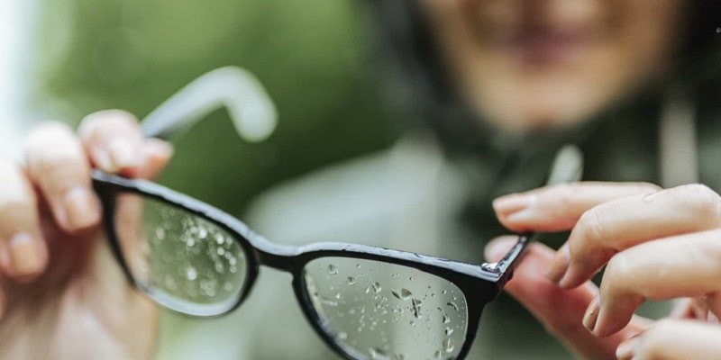 بهترین روش پاک و تمیز کردن شیشه عینک
