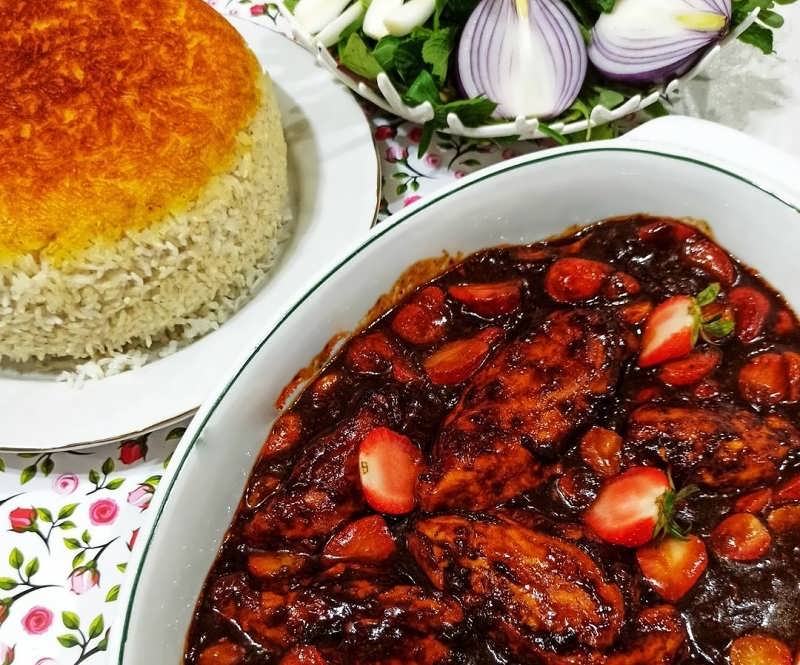 درست کردن خورشت توت فرنگی خوشمزه | آموزش یک خورشت خوشمزه و متفاوت 