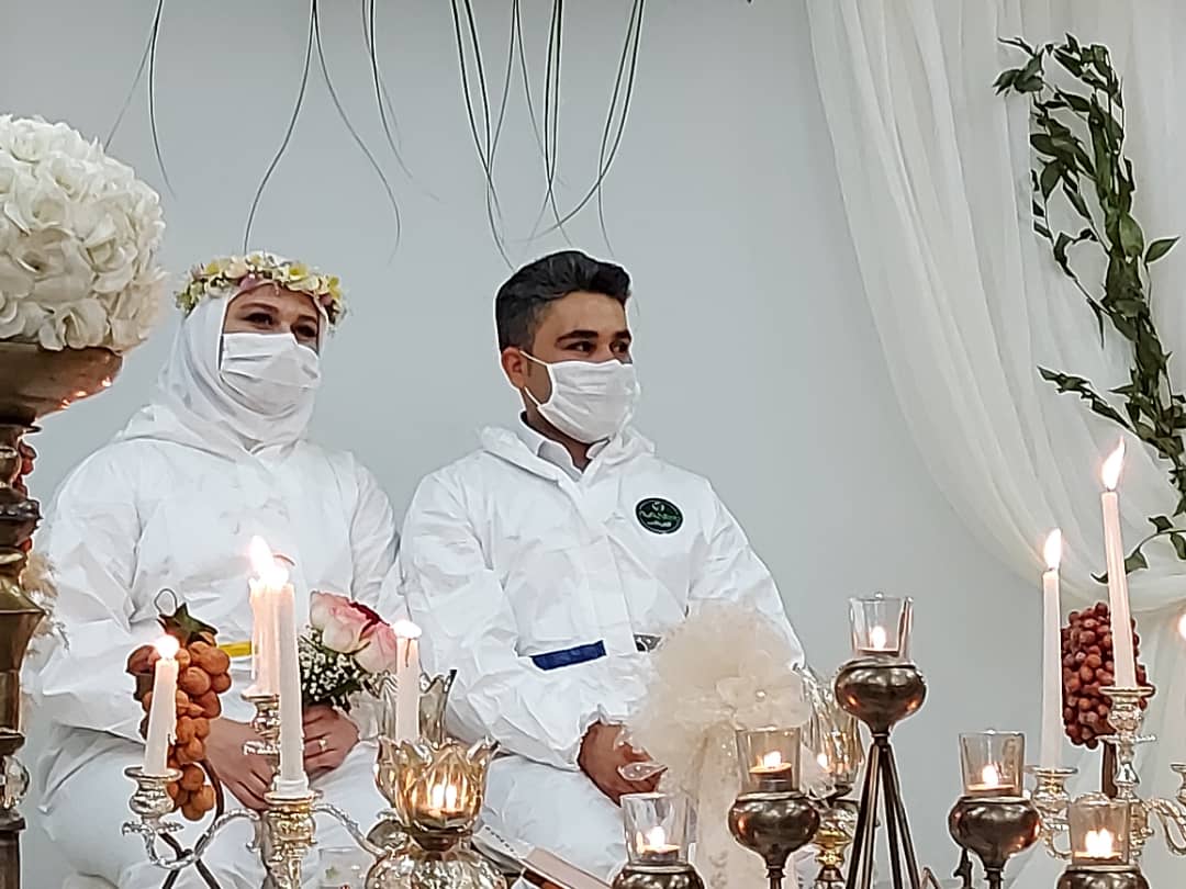 زوج پرستار با لباس عجیب بر سر سفره عقد حاضر شدند 