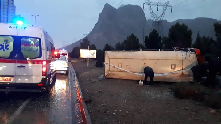 واژگونی هولناک مینی‌بوس کارگران معدن در تایباد + 16 کشته و زخمی