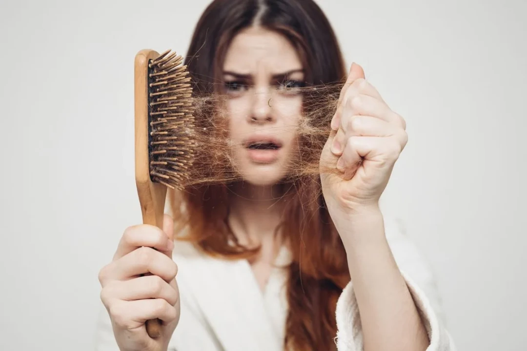این نشانه‌ها می‌گویند ریزش موی شما طبیعی نیست | چه زمانی باید نگران شوید؟