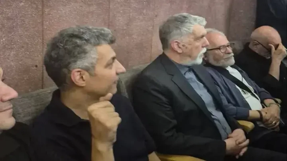 فیلم دست‌ بوسی عادل فردوسی‌پور از وزیر ارشاد در مراسم اکبر عبدی؛ واقعی است یا هوش مصنوعی؟