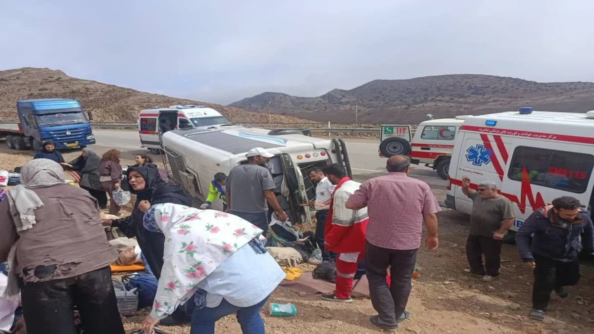 واژگونی اتوبوس در گردنه خوش‌ییلاق؛ امدادرسانی به ۲۳ نفر