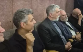 فیلم دست‌ بوسی عادل فردوسی‌پور از وزیر ارشاد در مراسم اکبر عبدی؛ واقعی است یا هوش مصنوعی؟