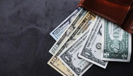 اختلاف قیمت ارز مسافرتی و دلار آزاد؛ مسافران چقدر سود می‌کنند؟